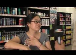 Enlace a Esta mujer entró a un bazar chino a robar y terminó desnuda completamente