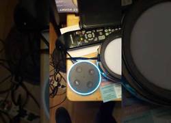 Enlace a La alucinante reacción del robot Alexa de Amazon al preguntarle si está conectado con la CIA