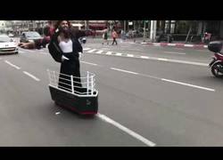 Enlace a Se monta sobre un patín eléctrico con forma de Titanic y cumple su sueño de ser Rose