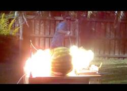 Enlace a Esto le pasa a un melón cuando le metes 20.000 voltios