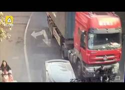 Enlace a Motorista sufre un accidente con un camión y se salva de forma milagrosa