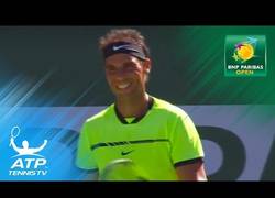 Enlace a El mejor truco de Rafa Nadal ante una bolea imposible