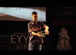 Enlace a Él es Evan Nagao y flipa con su habilidad con el yo-yo