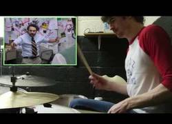 Enlace a Toca la batería al ritmo de los diálogos de una serie y el resultado es brutal