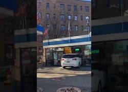 Enlace a Se estampa contra una gasolinera y la mujer se cabrea con quienes la graban de forma hilarante