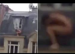 Enlace a Llega el marido de tu amante a casa y su único escondite es el tejado totalmente desnudo