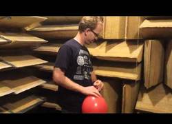 Enlace a Así suena la explosión de un globo en un sitio anti-eco