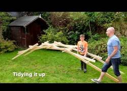 Enlace a Padre e hijo construyen el puente Leonardo Da Vinci que se sujeta a si mismo