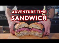 Enlace a Cocinan el sandwich de Jake en Hora de Aventuras y el resultado no puede ser más delicioso