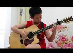 Enlace a Tiene 12 años, es autodidacta y así toca Thunderstruck de AC/DC