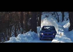 Enlace a Subaru WRX STI por una pista olímpica de bobsled