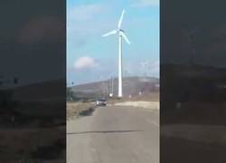 Enlace a Aerogenerador se rompe en mil trozos tras revolucionarse
