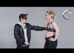 Enlace a La experiencia de estos chicos al quitar por primera vez un sujetador a una chica