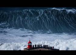 Enlace a Las enormes olas a las que se enfrentaron estos valientes surfistas en Portugal