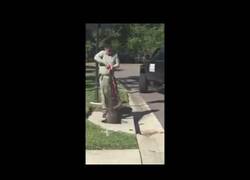 Enlace a El terrible combate entre un hombre y un aligator para sacarlo de una alcantarilla