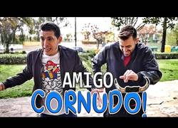 Enlace a La mejor forma de decirle a tu amigo que es un cornudo es cantando