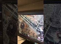 Enlace a Caos total en este centro comercial al cambiar las escaleras mecánicas de dirección