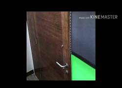 Enlace a El lamentable acoso que recibe un youtuber y su novia en su propia casa