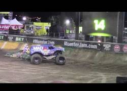 Enlace a Hace un brutal Front Flip con este Monster Jam pero se viene demasiado arriba