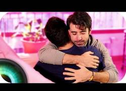 Enlace a Abrazos entre hombres