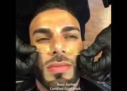 Enlace a Este barbero te dejará con la boca abierta al ver su técnica cortando el cabello