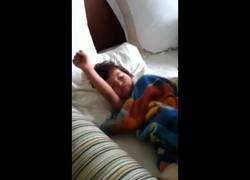 Enlace a Este padre despierta a su hijo de una forma muy peculiar, ¡y a él le encanta!