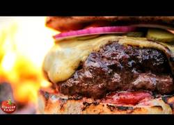 Enlace a Se van al monte a cocinarse una hamburguesa que te dará más hambre que nunca al verla