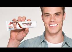 Enlace a Burger King presenta su pasta de dientes con sabor a Whopper