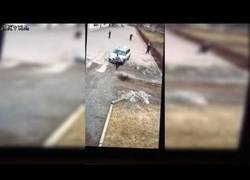 Enlace a Tres mujeres policías acuden a ayudar a un centro de refugiados y no pueden contra un hombre