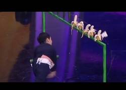 Enlace a Tiene 8 años y puede matarte con su baraja de cartas