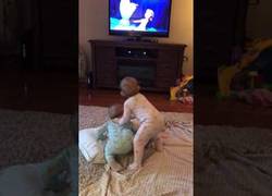Enlace a Estos dos bebés gemelos son tan fans de Frozen que imitan una escena mientras la ven por TV