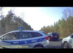 Enlace a Hace un adelantamiento múltiple y se lleva una sorpresa con el último coche