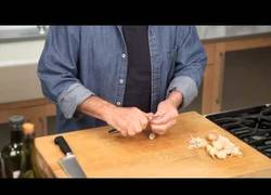 Enlace a La manera más sencilla de picar el ajo