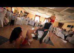 Enlace a Mezclan una despedida de solteros con la boda y el resultado es muy loco