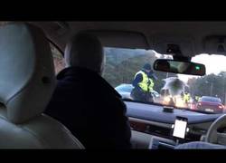 Enlace a No se dan cuenta que el volante está a la derecha y le hacen la prueba de alcoholemia al copiloto