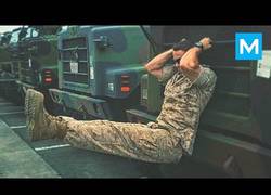 Enlace a Él es Michael Eckert, es marine estadounidense y este es su espectacular entrenamiento 