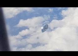 Enlace a WTF: Avistan y graban un OVNI sobrevolando el cielo de España