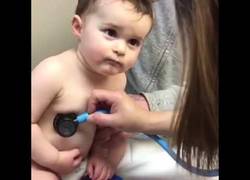 Enlace a El bebé que le cogió cariño a su enfermera