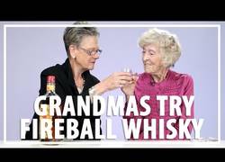 Enlace a Abuelitas prueban Fireball (Whisky con sabor a canela) por la primera vez (Inglés)