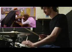 Enlace a Siguiendo una escena de Willy Wonka al ritmo de una batería