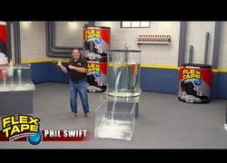 Enlace a Flex Tape, la cinta definitiva para esos agujeros que puede pasar grandes cantidades de agua