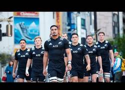 Enlace a Los All Blacks revolucionan Japón con sus placajes en mitad de la calle