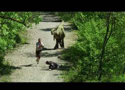 Enlace a Está haciendo ejercicio de buena mañana, se encuentra un dinosaurio y entra en pánico