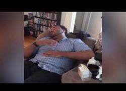 Enlace a Este padre está tan cansado que cree tener a su hijo en brazos