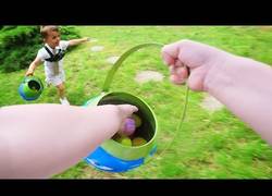 Enlace a A bordo de este niño de tres años en una carrera por los huevos de Pascua [Inglés]