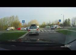 Enlace a Este hombre, cansado de que nadie le deje pasar hace algo sublime