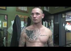 Enlace a Tatuador te cubre los tatuajes racistas de forma totalmente gratis