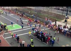 Enlace a La ingeniosa forma para cruzar en plena Maratón de Boston en un paso de cebra