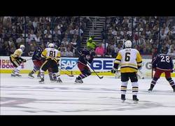 Enlace a Werenski recibe la pastilla de hockey en toda la cara y tiene pinta de doler y mucho