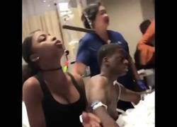 Enlace a Lío máximo en el hospital al ver a un paciente la novia y la amante a la vez